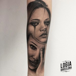 tatuaje_brazo_mascara_Logia_Barcelona_Jas